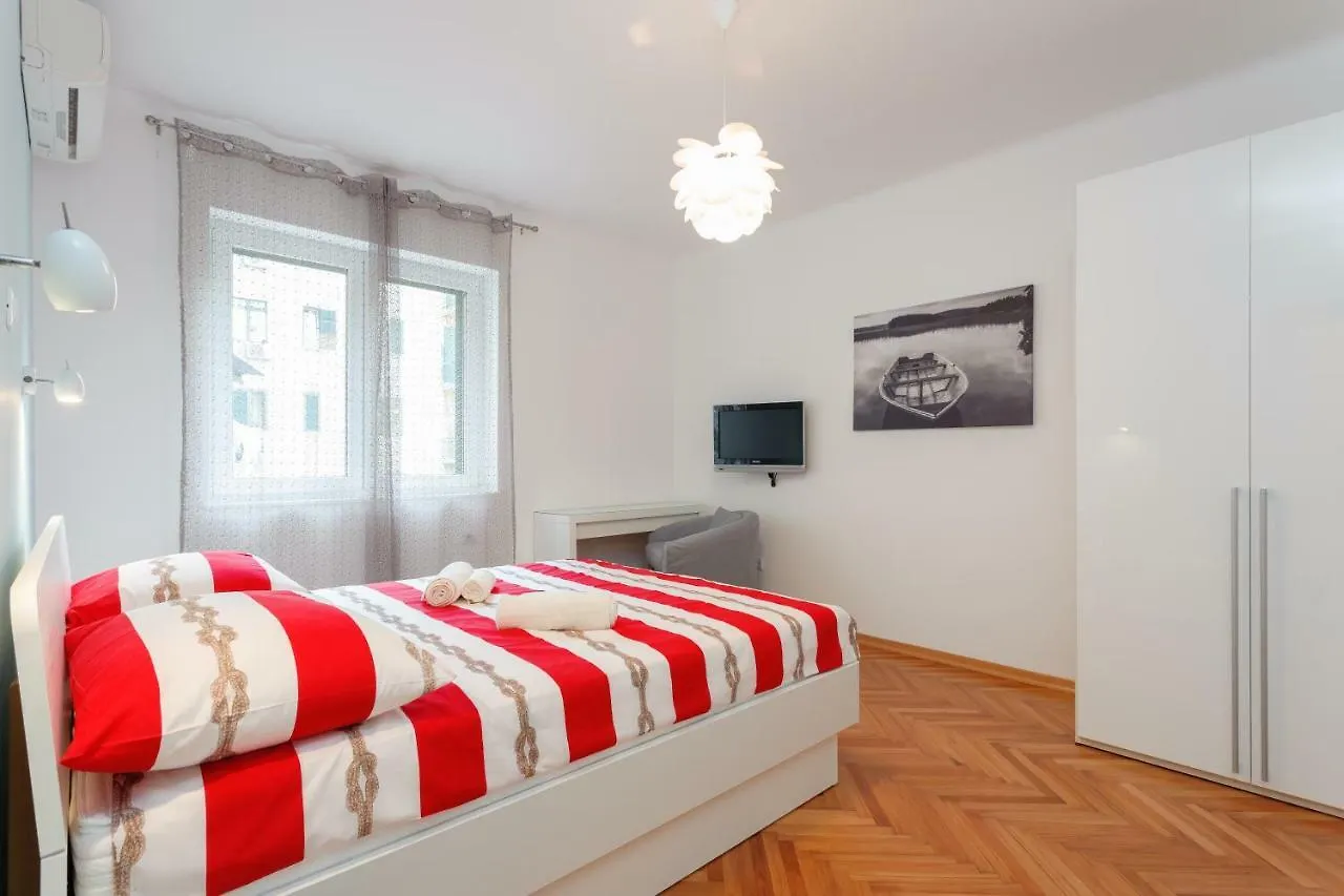 Marina'S Place Split